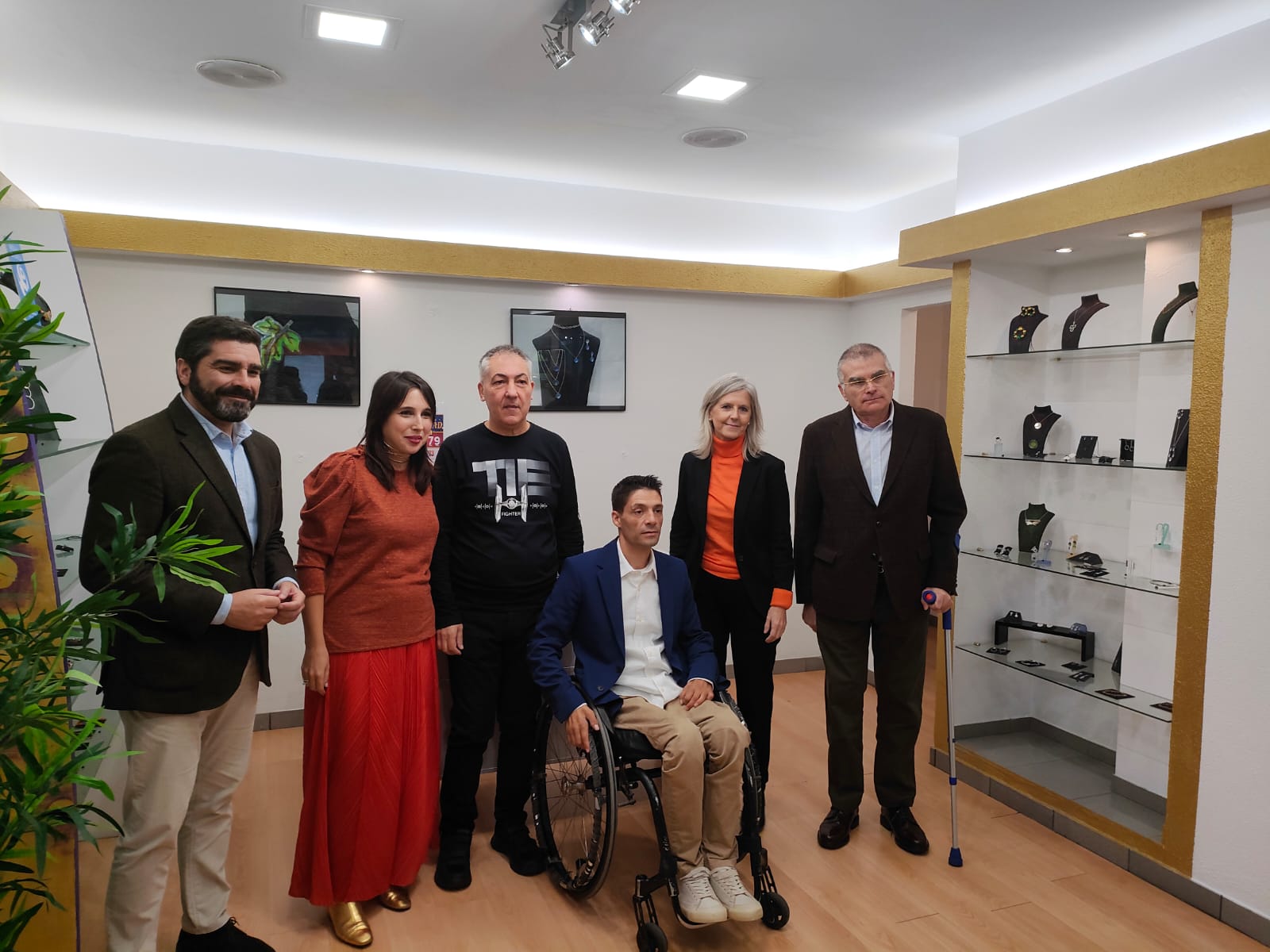 La conselleira de Emprego y el presidente de Cegasal visitan la tienda de I-Lab en A Coruña